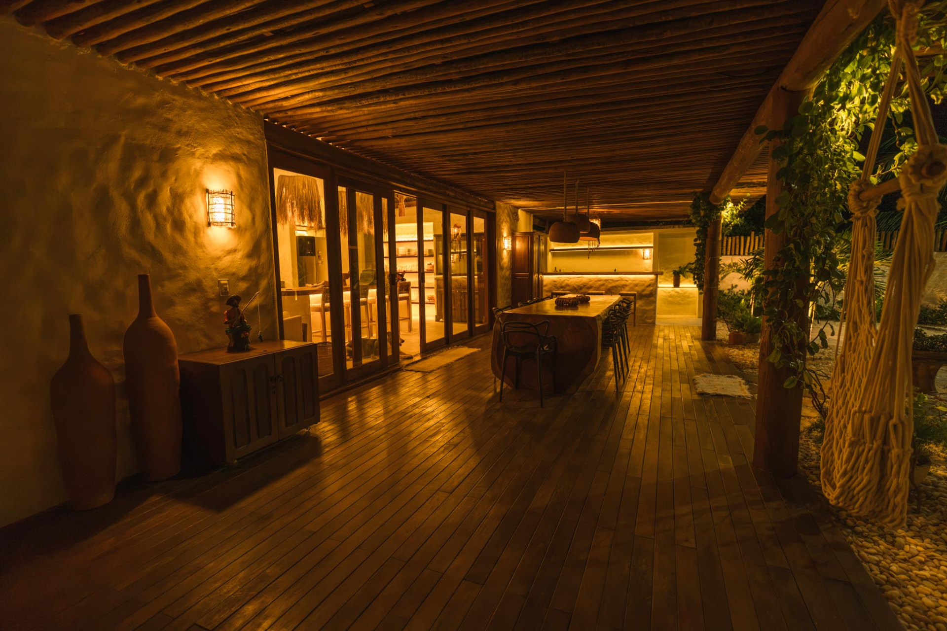 Espaço gourmet e varanda iluminados durante a noite