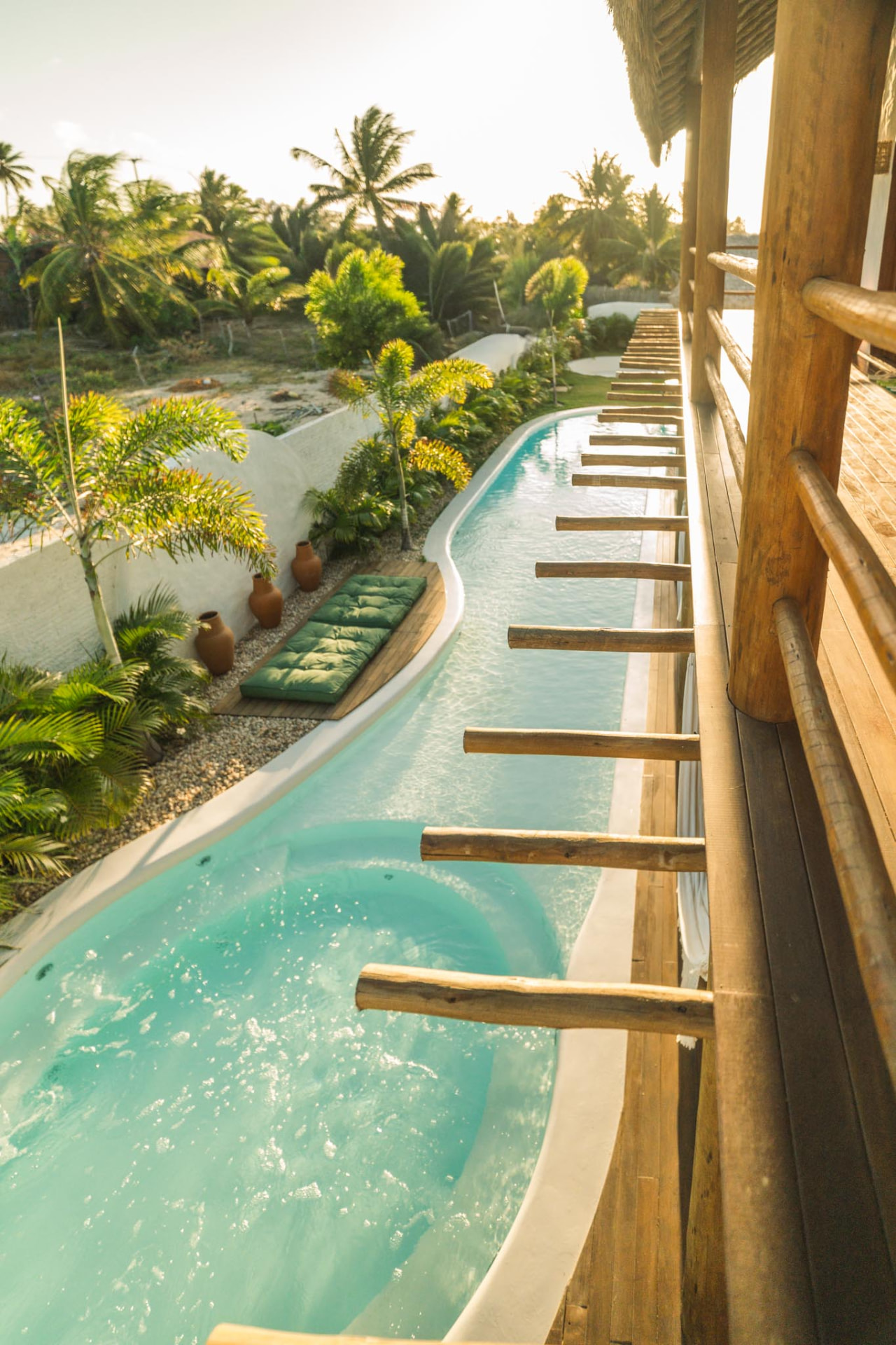 Piscina e jacuzzi da Azulli vistas da varanda de madeira ao entardecer