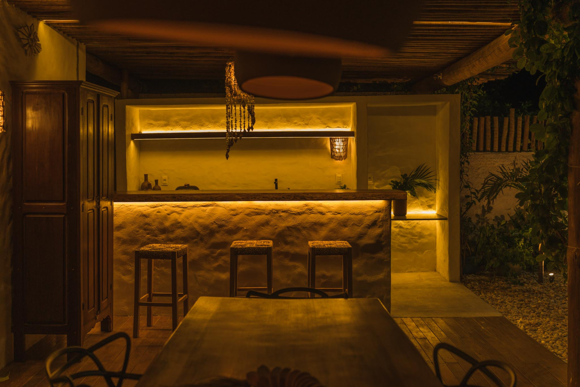 Bar da área gourmet com iluminação indireta à noite